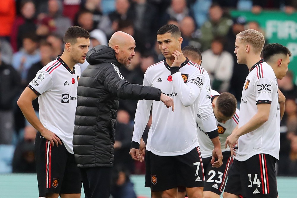 Manajer Manchester United Belanda Erik ten Hag (kedua dari kiri) memberikan instruksi kepada pemain Manchester United pada Pertandingan sepak bola Liga Premier . AFP